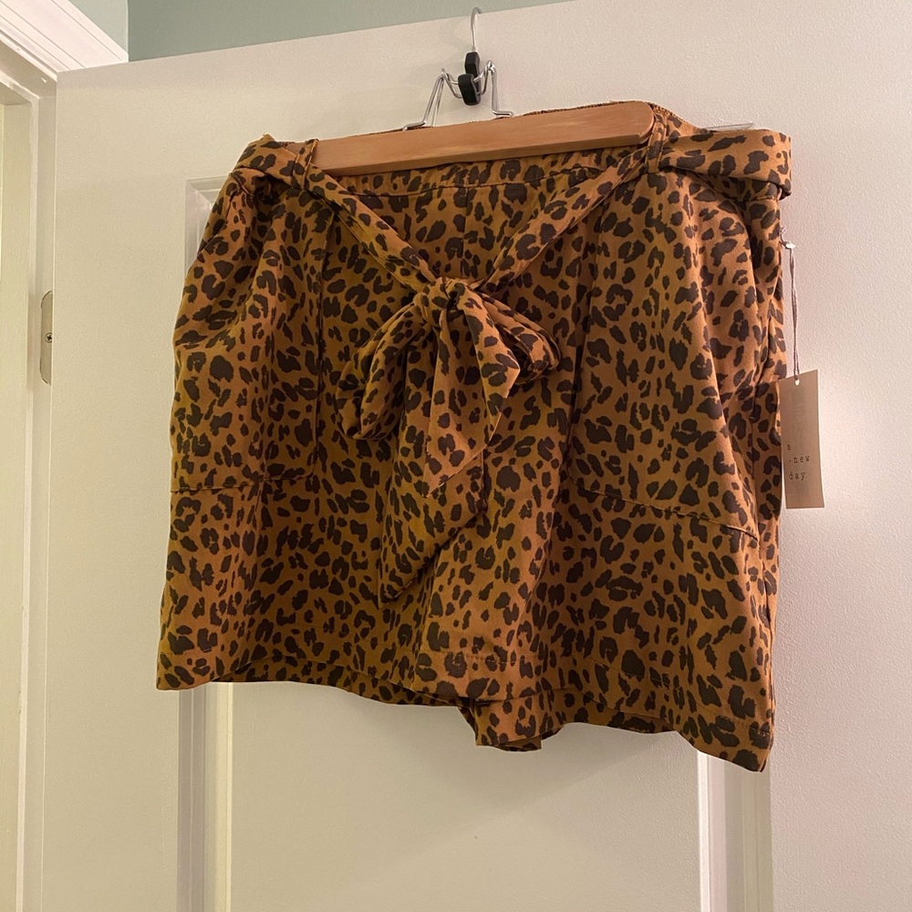 NWT A NEW DAY HIGHRISE TIE CHEETAH SHORTS size LG
